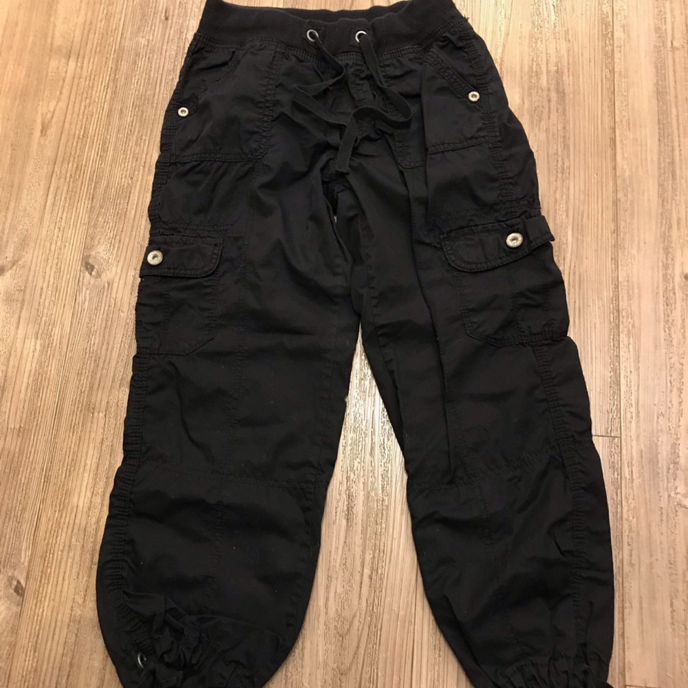 Black cargo capris